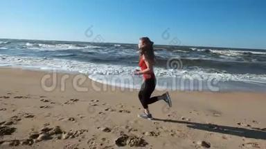 20岁的女孩在日落时在沙滩上<strong>奔跑</strong>。 在<strong>户外</strong>慢跑。